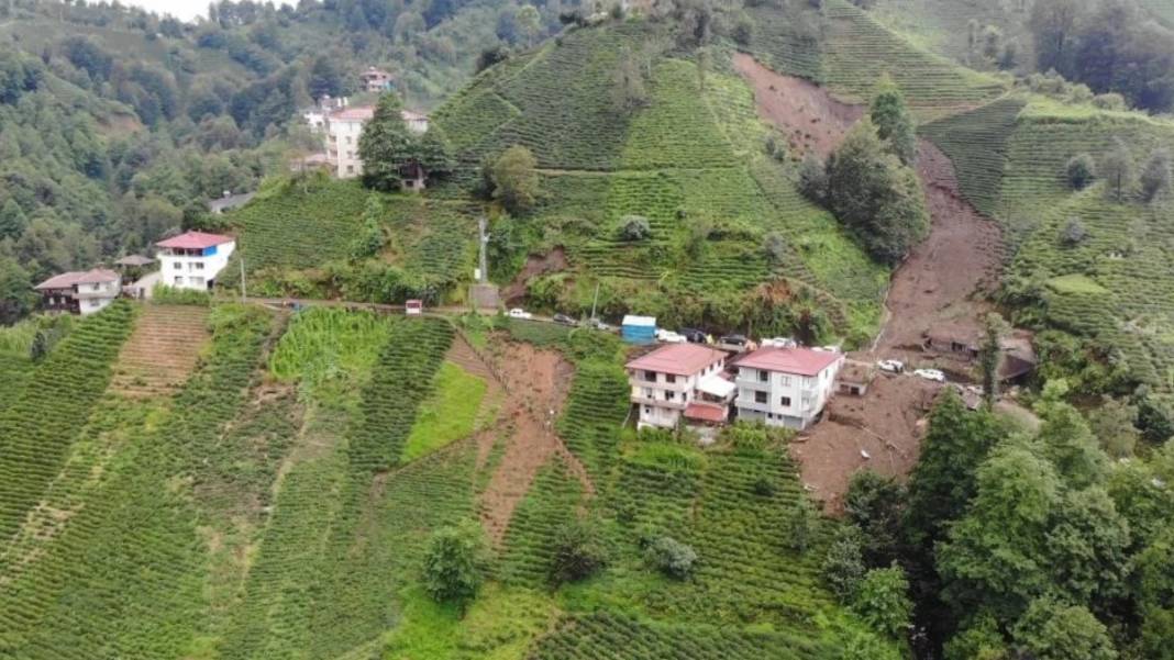 Toprak kaydı, tahliyeler başladı... Rize'de sağanak kabusu bitmiyor 3